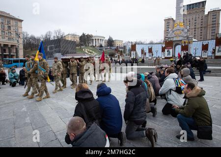 Kiev, Ukraine. 08th janvier 2023. Les soldats de la garde d'honneur portent le cercueil avec le corps du soldat ukrainien Oleh Yurchenko, tué sur un champ de bataille avec les troupes russes dans la région de Donetsk, lors d'une cérémonie d'adieu sur la place de l'indépendance à Kiev. Crédit : SOPA Images Limited/Alamy Live News Banque D'Images