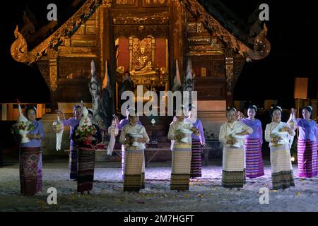 CHIANG MAI – 6 JANVIER 2023 ; Tan Lua Hing Fai Phrachao Tradition à Wat ton Kwen est une tradition ancienne du nord de la Thaïlande. Banque D'Images