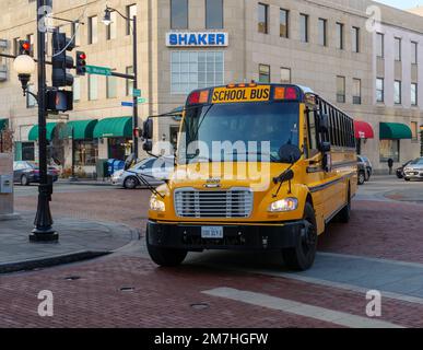 Bus scolaire et passage piéton. Banque D'Images