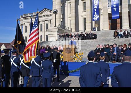 TOPEKA, KANSAS - le 9 JANVIER 2023Kansas la gouverneure démocrate Laura Kelly prononce son discours inaugural à partir des marches du capitole de l'État après avoir prêté serment pour un deuxième mandat crédit : Mark Reinstein/MediaPunch Banque D'Images