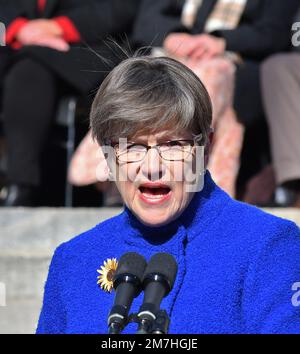 TOPEKA, KANSAS - le 9 JANVIER 2023Kansas la gouverneure démocrate Laura Kelly prononce son discours inaugural à partir des marches du capitole de l'État après avoir prêté serment pour un deuxième mandat crédit : Mark Reinstein/MediaPunch Banque D'Images