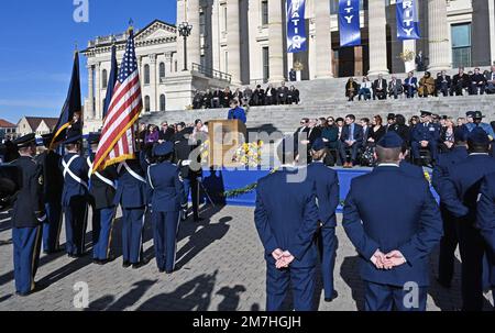 TOPEKA, KANSAS - le 9 JANVIER 2023Kansas la gouverneure démocrate Laura Kelly prononce son discours inaugural à partir des marches du capitole de l'État après avoir prêté serment pour un deuxième mandat crédit : Mark Reinstein/MediaPunch Banque D'Images