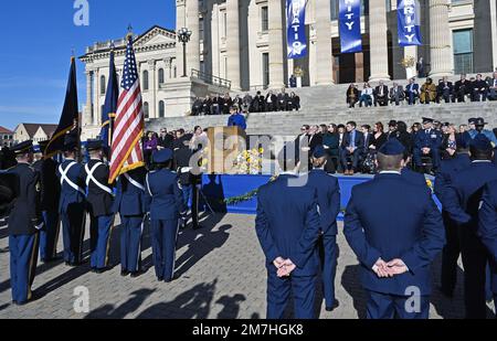 TOPEKA, KANSAS - le 9 JANVIER 2023Kansas la gouverneure démocrate Laura Kelly prononce son discours inaugural à partir des marches du capitole de l'État après avoir prêté serment pour un deuxième mandat crédit : Mark Reinstein/MediaPunch Banque D'Images