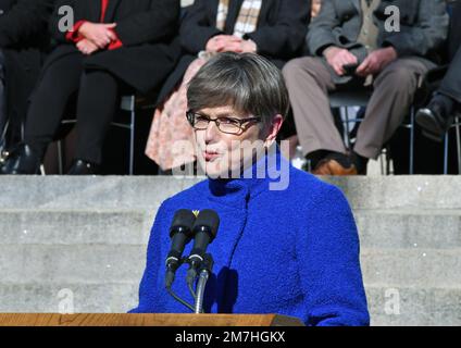 TOPEKA, KANSAS - le 9 JANVIER 2023Kansas la gouverneure démocrate Laura Kelly prononce son discours inaugural à partir des marches du capitole de l'État après avoir prêté serment pour un deuxième mandat crédit : Mark Reinstein/MediaPunch Banque D'Images