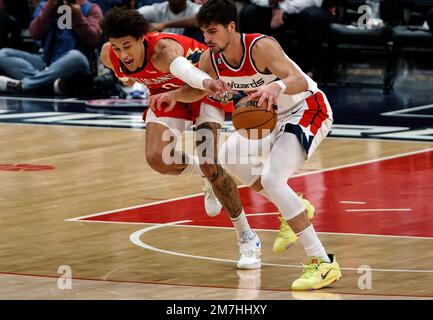 Washington, États-Unis. 09th janvier 2023. WASHINGTON, DC - JANVIER 09: Centre Pélicains de la Nouvelle-Orléans Jaxson Hayes (10) atteint pour le ballon dans la main des Wizards de Washington avant Deni Avdija (9) lors d'un match NBA entre les Wizards de Washington et les Pélicains de la Nouvelle-Orléans, sur 09 janvier 2023, à la Capital One Arena, à Washington, DC. (Photo de Tony Quinn/SipaUSA) crédit: SIPA USA/Alay Live News Banque D'Images