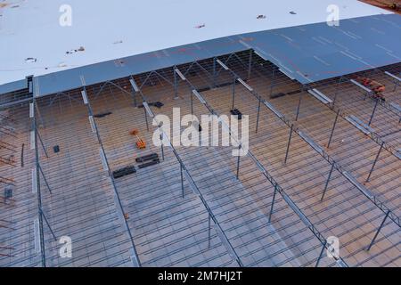 Dans le chantier de construction de l'entrepôt en construction cadre métallique cadre en acier est utilisé pour les fermes de toit Banque D'Images