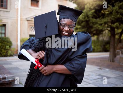 Les Noirs, les hugs et les célébrations lors de la cérémonie de remise des diplômes, le succès d'un diplôme universitaire ou les objectifs d'un diplôme scolaire. Sourire, amis heureux et diplômé Banque D'Images