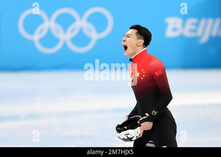 Pékin, Chine. 7th févr. 2022. REN Ziwei, de Chine, célèbre après avoir remporté la médaille d'or de la finale 1 000m du patinage de vitesse sur piste courte pour hommes aux Jeux Olympiques d'hiver de 2022 à Beijing, capitale de la Chine, le 7 février 2022. Credit: LAN Hongguang/Xinhua/Alay Live News Banque D'Images