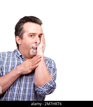 La confiance grandit avec l'âge. Portrait court d'un homme d'âge moyen faisant un visage, isolé sur blanc. Banque D'Images