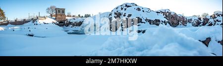 Sioux Falls Park en hiver avec chute d'eau gelée et couverture de neige. Banque D'Images