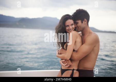 L'amour a été suffisant pour durer toute une vie. un jeune couple intime qui profite d'une promenade en bateau sur le lac. Banque D'Images