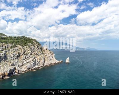 Photo aérienne de la roche Parus Sail et Ayu-Dag Bear Mountain et près de Gaspra, Yalta, Crimée à la lumière du soleil sur la mer Noire. Rock Parus à Gaspra Banque D'Images