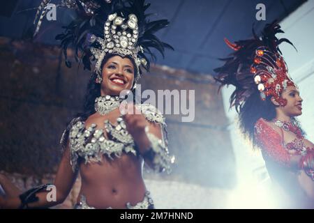 Ses spectacles en direct sont sa passion. Deux magnifiques danseurs de samba se produisent dans un carnaval. Banque D'Images