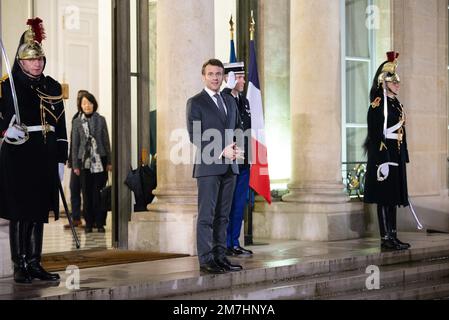 Paris, France. 09th janvier 2023. Le président français Emmanuel Macron attend le Premier ministre du Japon pour une rencontre à l'Elysée à Paris sur 9 janvier 2023. Photo de Quentin Veuillet/ABACAPRESS.COM crédit: Abaca Press/Alamy Live News Banque D'Images