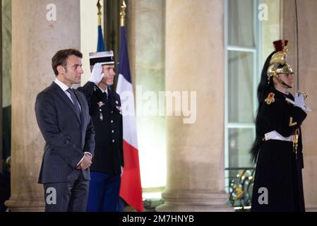 Paris, France. 09th janvier 2023. Le président français Emmanuel Macron attend le Premier ministre du Japon pour une rencontre à l'Elysée à Paris sur 9 janvier 2023. Photo de Quentin Veuillet/ABACAPRESS.COM crédit: Abaca Press/Alamy Live News Banque D'Images