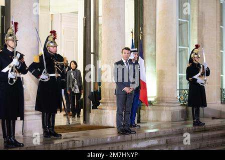 Paris, France. 09th janvier 2023. Le président français Emmanuel Macron attend le Premier ministre du Japon pour une rencontre à l'Elysée à Paris sur 9 janvier 2023. Photo de Quentin Veuillet/ABACAPRESS.COM crédit: Abaca Press/Alamy Live News Banque D'Images