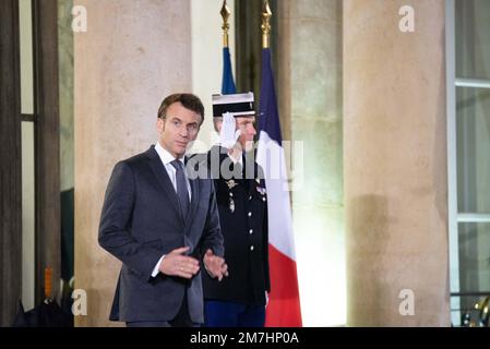 Paris, France. 09th janvier 2023. Le président français Emmanuel Macron attend le Premier ministre du Japon pour une rencontre à l'Elysée à Paris sur 9 janvier 2023. Photo de Quentin Veuillet/ABACAPRESS.COM crédit: Abaca Press/Alamy Live News Banque D'Images