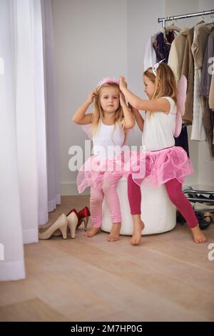 S'amuser dans la terre de l'imagination. Petites filles portant des costumes de princesse de fée. Banque D'Images