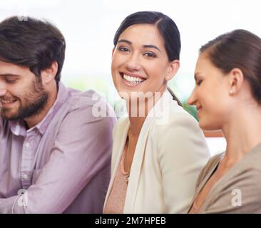S'amuser tout en faisant le travail. trois collaborateurs travaillent ensemble sur un projet. Banque D'Images