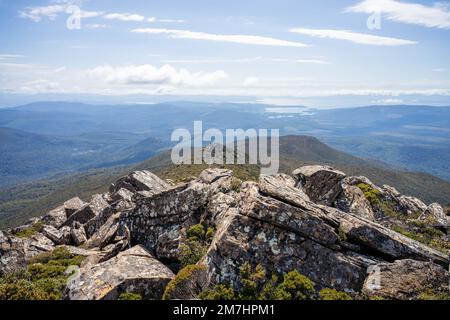 randonnée en haut de la crête d'adamsons en tasmanie australie en été Banque D'Images