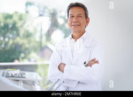 Visage amical de votre dentiste de famille. Portrait d'un chirurgien mâle mature debout à l'hôpital. Banque D'Images