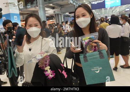 (230110) -- BANGKOK, 10 janvier 2023 (Xinhua) -- les passagers chinois arrivent à l'aéroport de Suvarnabhumi à Samut Prakan, Thaïlande, 9 janvier 2023. La Thaïlande a accueilli lundi l'arrivée de milliers de touristes chinois dans sa capitale, Bangkok, le premier groupe après l'optimisation par la Chine de la stratégie COVID-19 qui a pris effet le 8 janvier. À l'aéroport de Suvarnabhumi, le vice-premier ministre thaïlandais et ministre de la Santé publique, Anutin Charnvirakul, et d'autres hauts fonctionnaires ont accueilli 269 touristes de la ville chinoise de Xiamen, qui ont été accueillis avec des fleurs et des sacs-cadeaux. (Xinhua/Rachen Sageamsak) Banque D'Images