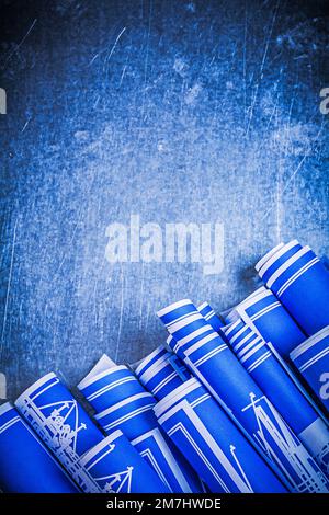 Concept de construction bleu sur fond métallique rayé. Banque D'Images