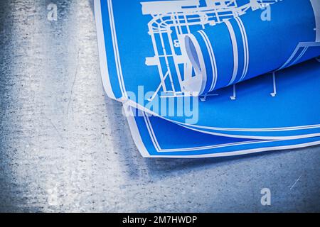 Bleus sur fond métallique rayé. Banque D'Images