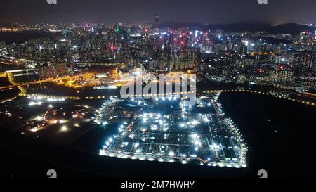 Pékin, les autorités centrales de la Chine. 7th avril 2022. Cette photo aérienne prise sur 17 mars 2022 montre un projet d'hôpital d'urgence aidé par les autorités centrales chinoises en construction pendant la nuit dans la région de Lok Ma Chau Loop à Hong Kong, dans le sud de la Chine. Les installations construites au cours de la première étape de la construction d'un hôpital d'urgence, avec l'aide des autorités centrales chinoises, ont été remises aux départements concernés de la région administrative spéciale de Hong Kong sur 7 avril 2022. Credit: Liang Xu/Xinhua/Alamy Live News Banque D'Images