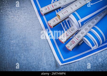 Mètre en bois bleu laminé sur fond métallique rayé. Banque D'Images