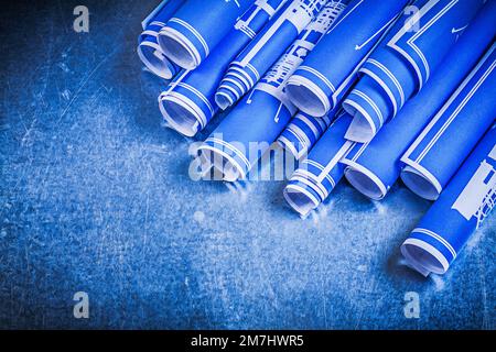 Concept de construction à fond métallique avec des bleus roulés. Banque D'Images