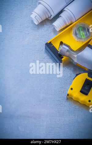 Blueprints ruban mesure niveau de construction marteau à griffe sur fond métallique concept d'entretien Banque D'Images