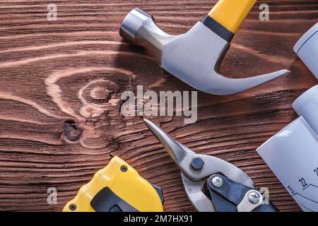 Le marteau à griffe est un concept de construction de tenailles et de mètre-ruban sur bois Banque D'Images