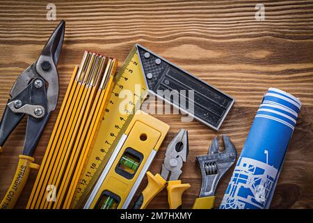 Composition des outils de construction sur panneau en bois d'époque vue du dessus. Banque D'Images