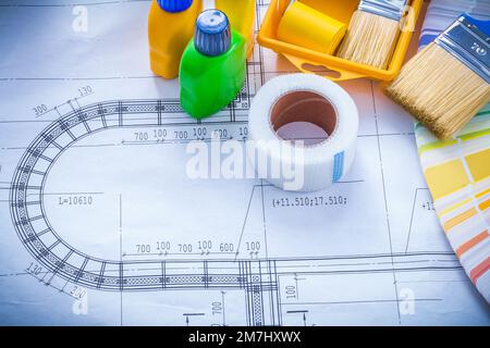 Dessin de construction avec brosse à peinture plateau de bouteilles ruban de conduit et de couleur de maintenance concept. Banque D'Images