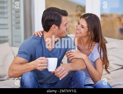 Je ne pense pas à une meilleure façon de passer la journée... un couple amoureux se détendant à la maison sur le patio. Banque D'Images