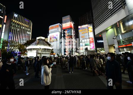 Piétons traversant vers le quartier de divertissement de Kabukicho à Shinjuku, Tokyo, Japon. Banque D'Images