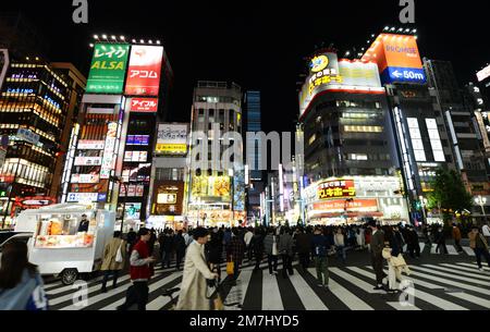 Piétons traversant vers le quartier de divertissement de Kabukicho à Shinjuku, Tokyo, Japon. Banque D'Images