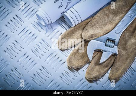 Gants de sécurité en cuir Blueprints la clé réglable sur tôle ondulée concept de construction. Banque D'Images