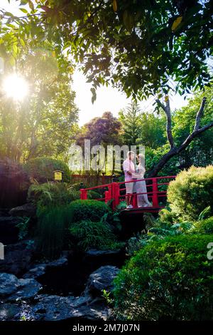 Le couple visite une forêt de bambou à Chiang Mai en Thaïlande, et une forêt de bambou dans un jardin japonais à Chiang Mai. Quelques femmes asiatiques et des hommes européens sont dans le jardin japonais. Couple de mi-âge Banque D'Images