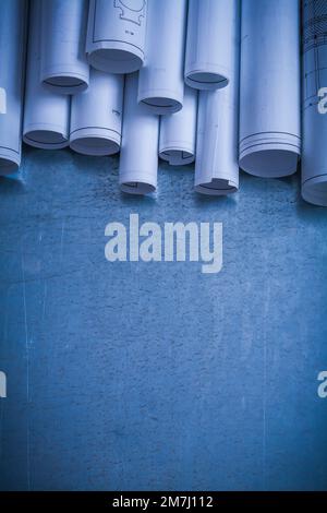 Modèles architecturaux blancs roulés sur des surfaces métalliques rayées. Banque D'Images