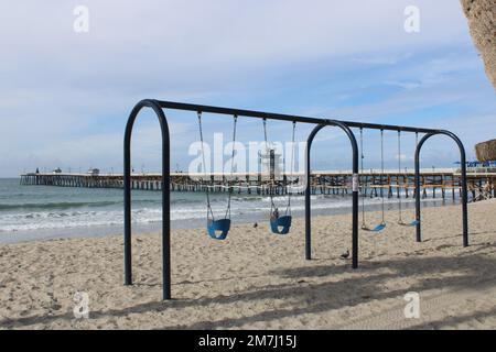 Balançoire pour enfants vide sur la plage d'État de San Clemente, Californie Banque D'Images