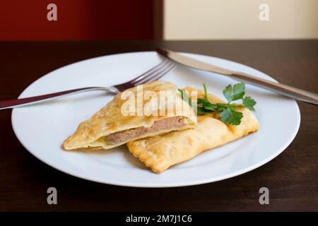 Un blini, ou parfois blin, est une crêpe russe et plus largement européenne de l'est qui est traditionnellement faite à partir de sarrasin ou de farine de blé. Banque D'Images