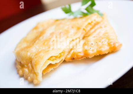 Un blini, ou parfois blin, est une crêpe russe et plus largement européenne de l'est qui est traditionnellement faite à partir de sarrasin ou de farine de blé. Banque D'Images