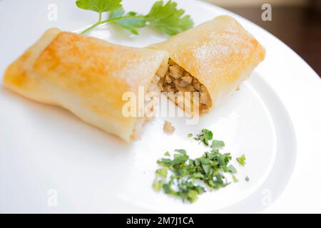 Un blini, ou parfois blin, est une crêpe russe et plus largement européenne de l'est qui est traditionnellement faite à partir de sarrasin ou de farine de blé. Banque D'Images