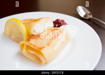 Un blini, ou parfois blin, est une crêpe russe et plus largement européenne de l'est qui est traditionnellement faite à partir de sarrasin ou de farine de blé. Banque D'Images