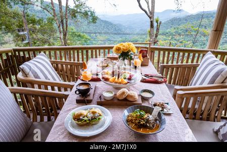 Vue de dessus d'un petit déjeuner de luxe dans les montagnes de Chiang Mai Thaïlande, petit déjeuner de luxe avec Chiang Mai soupe de nouilles au curry ou Khao Soi Gai et des fruits et café sur la table. Banque D'Images