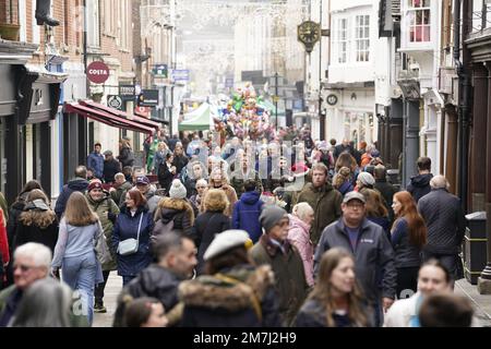 Photo de dossier datée du 24/12/22 de personnes shopping de dernière minute la veille de Noël à Winchester, Hampshire. Malgré le mauvais temps, et avec les grèves postales en cours, les acheteurs ont choisi de se rendre dans les rues en hauteur pour aller chercher des cadeaux de Noël, la croissance des ventes en ligne continuant de glisser dans un certain nombre de catégories. L'augmentation du coût des biens a vu les ventes au détail de Noël augmenter de près de 7% en décembre dernier, masquant une saison de fête nerveuse pour les consommateurs, montrent les chiffres. Date de publication : mardi 10 janvier 2023. Banque D'Images