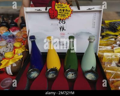 Perak, Malaisie. 8 janvier 2023: Variété de vin de pots de fruits et de fleurs en céramique de chine colorée à exposer et à vendre au kg Koh Backstreet Stall for Banque D'Images