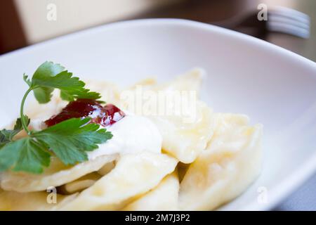 Pelmeni est un plat traditionnel d'Europe de l'est. Banque D'Images